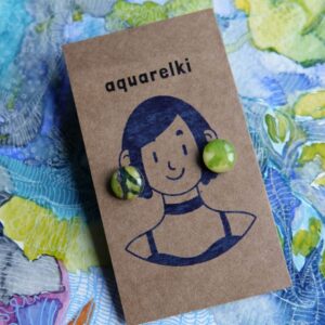 Kolczyki Aquarelki w kolorze limonkowym, na jednym zielone przebarwienia, kółka