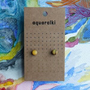 Kolczyki Aquarelki w kolorze miodowym, jeden kolczyk z ciemnym paskiem, kółka o średnicy 6 mm