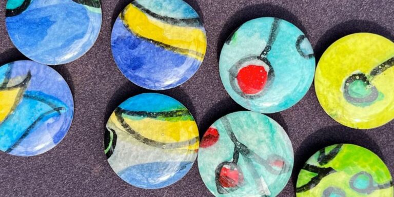 Okrągłe kolczyki Aquarelki z kolorowym haftem kaszubskim